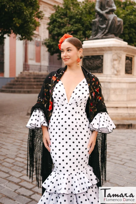 Trajes de Flamenca 2025 Aires de Feria modelo Vestido flamenco Amores negro lunares blanco