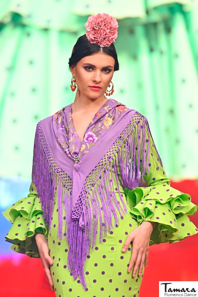 Traje de flamenca Tokio verde lunares morados