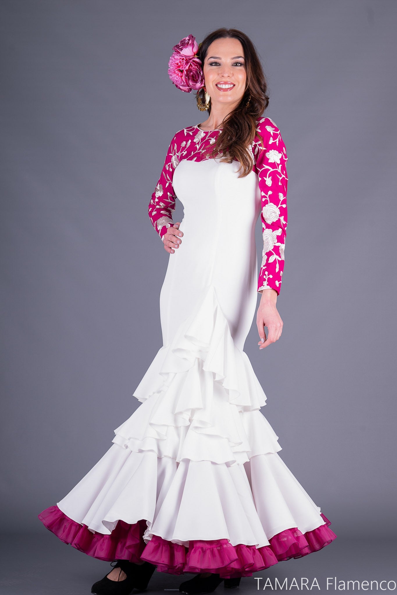 Traje de flamenca Copla Fuxia bordado flores marfil