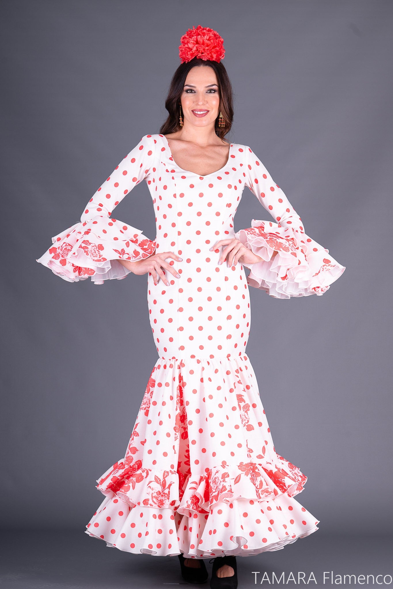 Traje de flamenca Albaicín Marfil y Coral lunares