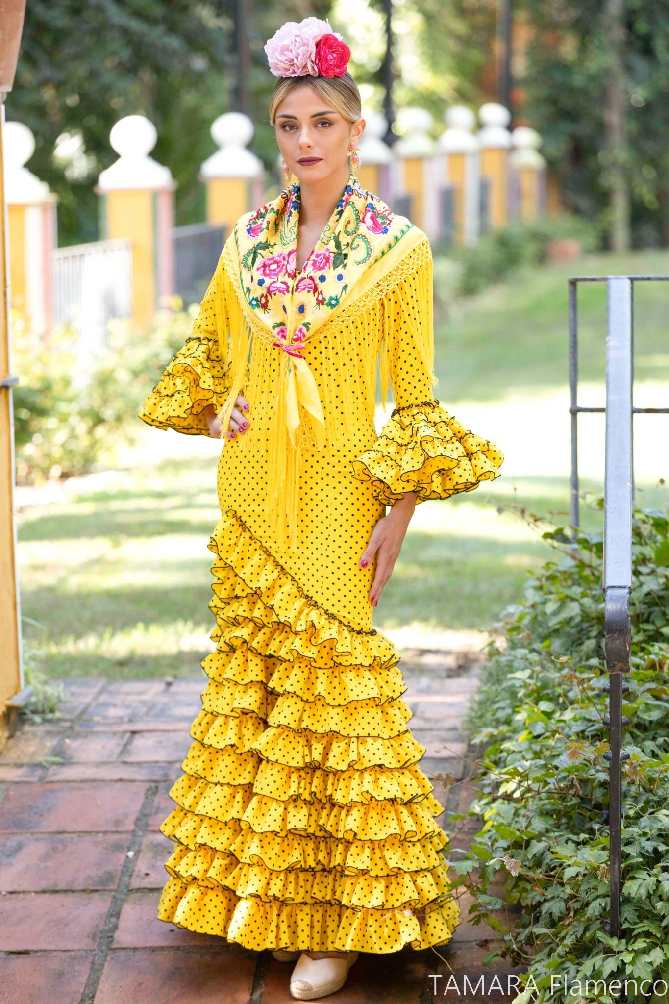 Traje de flamenca Clavellina amarillo lunar negro