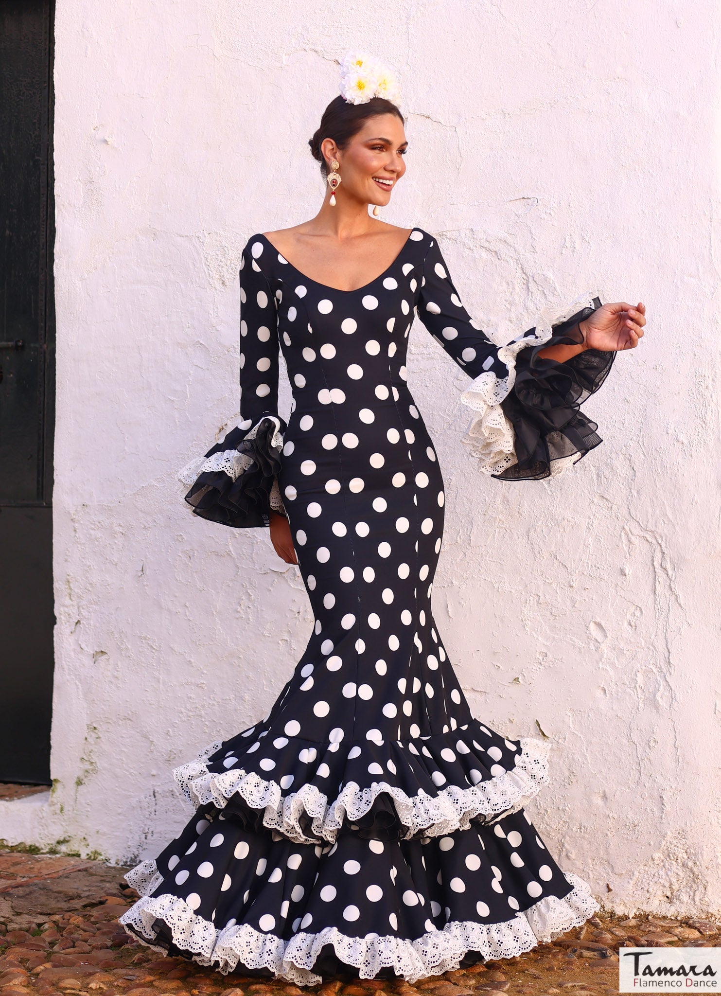 Traje de flamenca Cantares Negro lunares blancos
