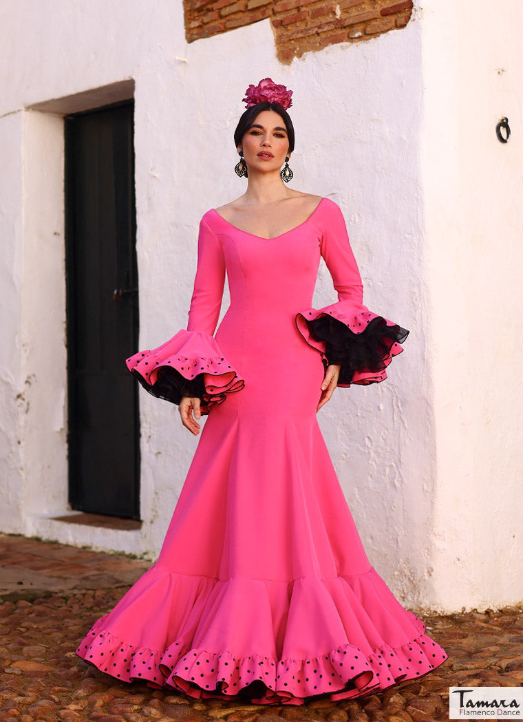 Traje de flamenca Feria rosa fuxia lunares negros