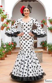 Traje de flamenca Juana Blanco lunares negros