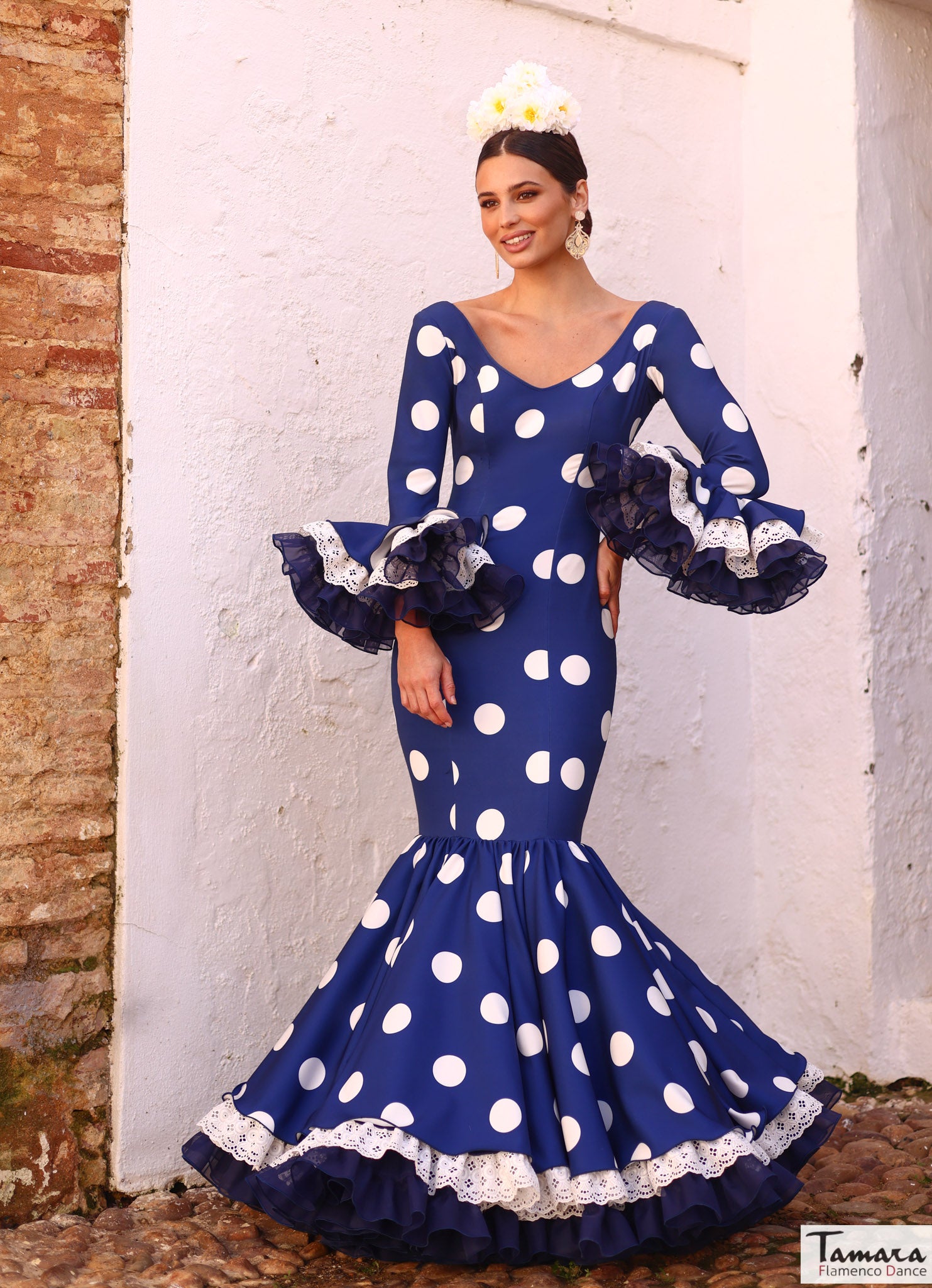 Traje de flamenca Maestranza azul lunares blancos