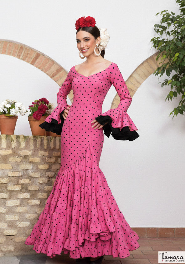 Traje de flamenca Triana fuxia lunares negros