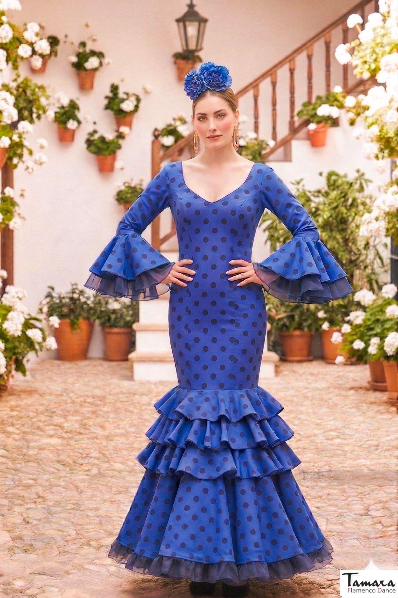 Traje de flamenca Clavellina Azulina lunares grandes azules